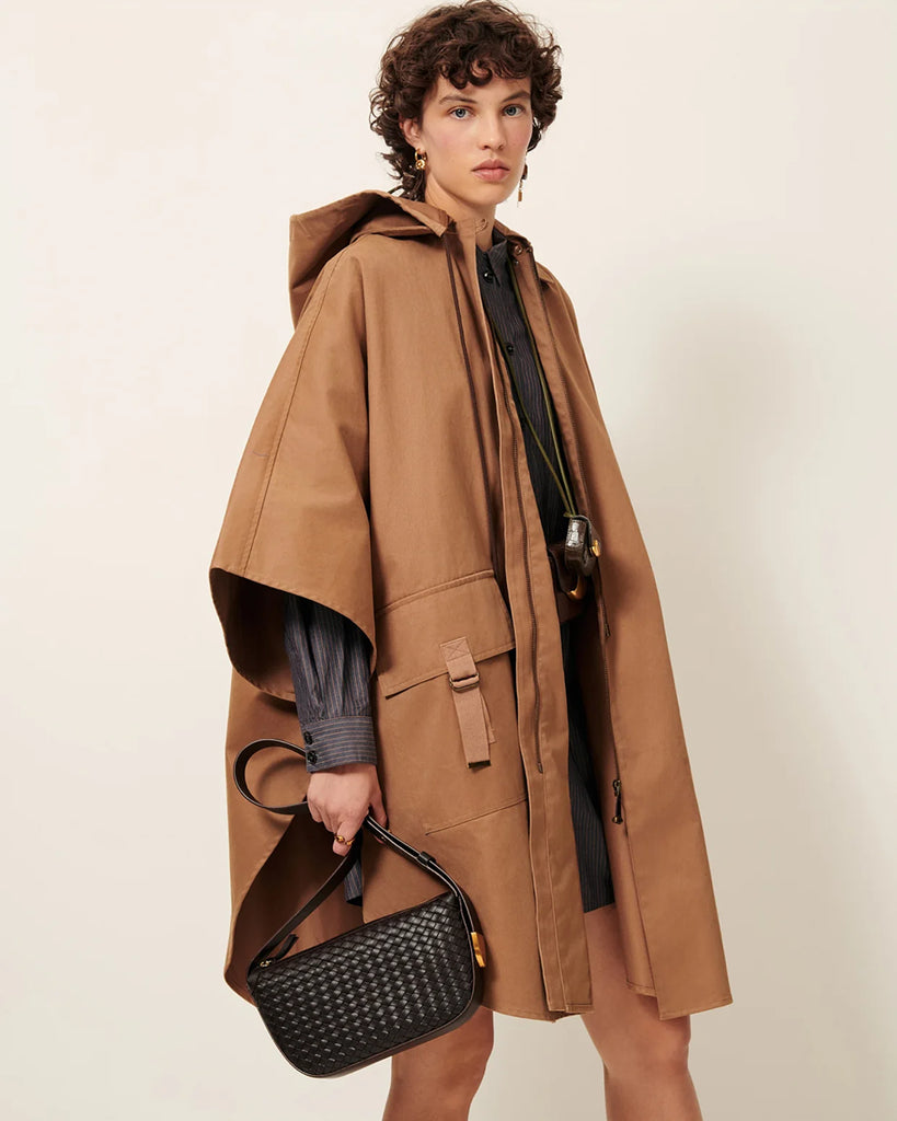 Brązowa skórzana torebka Amo Deep Coffee typu baguette marki Sessun z ręcznie plecionym panelem z przodu. Posiada kieszeń centralną z dodatkową kieszenią naszytą i regulowany pasek na ramię, z zapięciem na ćwieki oraz metalowym, złotym zakończeniem z logo marki.