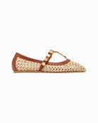 Plecione, ażurowe baletki na płaskiej podeszwie Aerati Ancient Greek Sandals z cienkimi, skórzanymi, skrzyżowanymi paskami dekorowanymi biżuteryjnymi aplikacjami z motywami muszelek i sztucznych pereł. Wykonane z rafii i miękkiej skóry naturalnej.