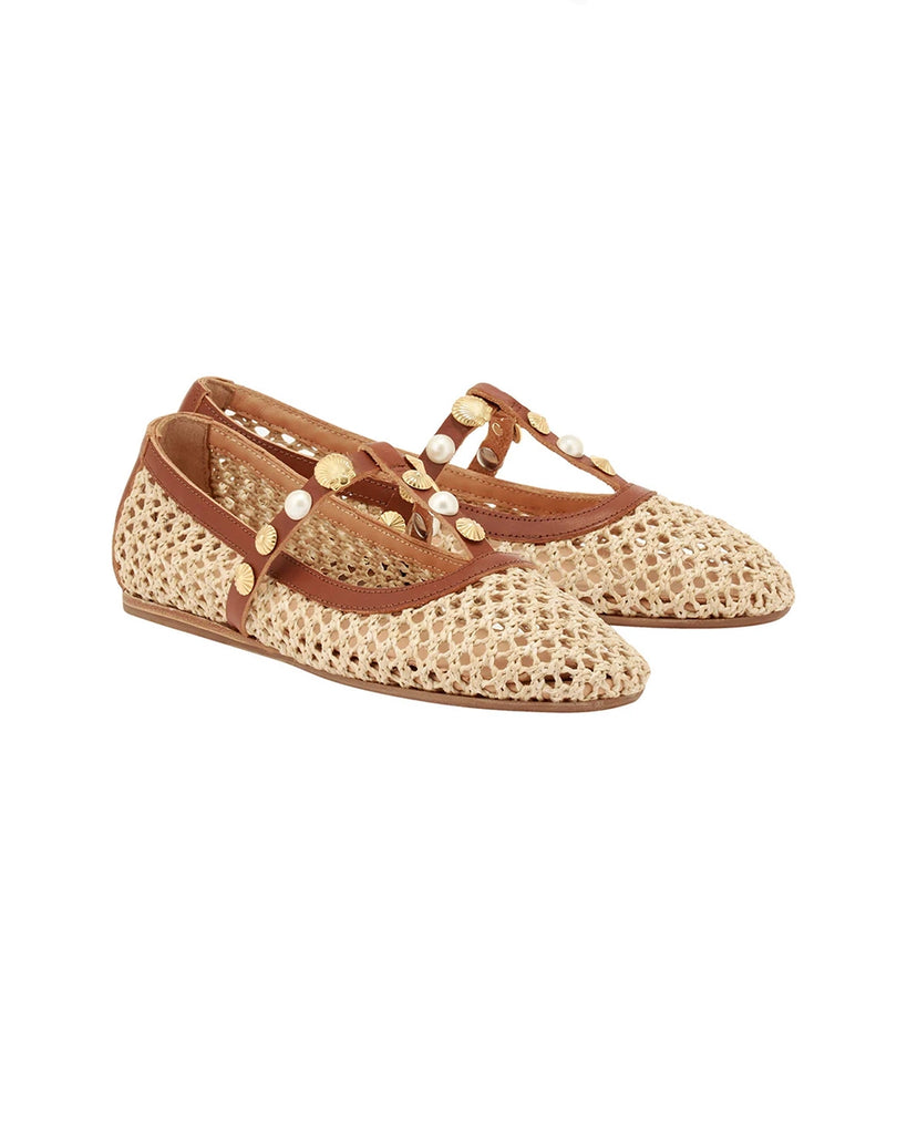 Plecione, ażurowe baletki na płaskiej podeszwie Aerati Ancient Greek Sandals z cienkimi, skórzanymi, skrzyżowanymi paskami dekorowanymi biżuteryjnymi aplikacjami z motywami muszelek i sztucznych pereł. Wykonane z rafii i miękkiej skóry naturalnej.