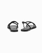 Minimalistyczne, czarne, skórzane sandały Bomba Ancient Greek Sandals na podeszwie i z cienkimi, splecionymi ze sobą paskami. 