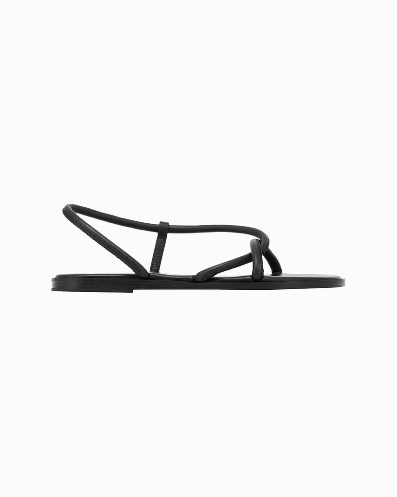 Minimalistyczne, czarne, skórzane sandały Bomba Ancient Greek Sandals na podeszwie i z cienkimi, splecionymi ze sobą paskami. 