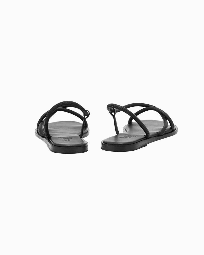 Minimalistyczne, czarne, skórzane sandały Bomba Ancient Greek Sandals na podeszwie i z cienkimi, splecionymi ze sobą paskami. 