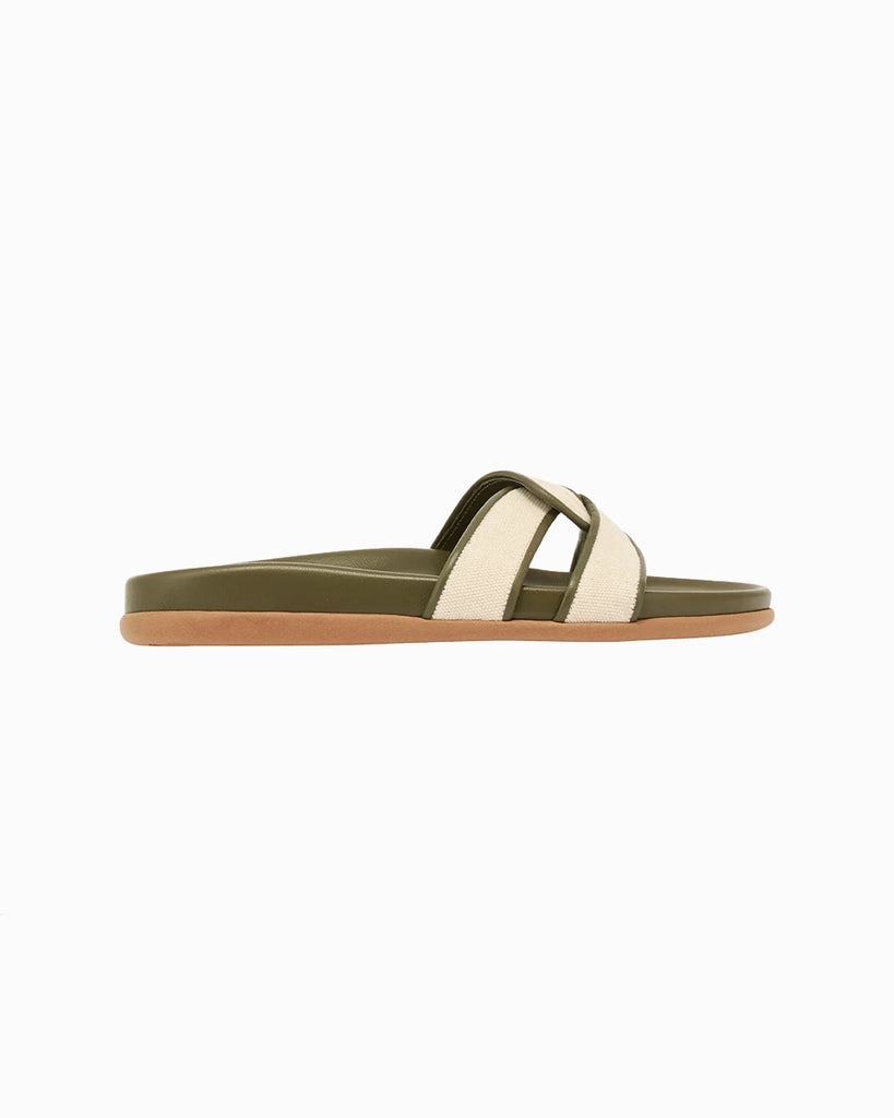 Płaskie, skórzane klapki w kolorze khaki Desmos Ancient Greek Sandals z szerokimi, plecionymi paskami obszytymi bawełnianą, płócienną tkaniną. Wewnętrzna podeszwa klapek jest profilowana.
