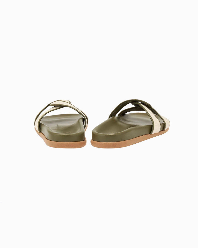 Płaskie, skórzane klapki w kolorze khaki Desmos Ancient Greek Sandals z szerokimi, plecionymi paskami obszytymi bawełnianą, płócienną tkaniną. Wewnętrzna podeszwa klapek jest profilowana.