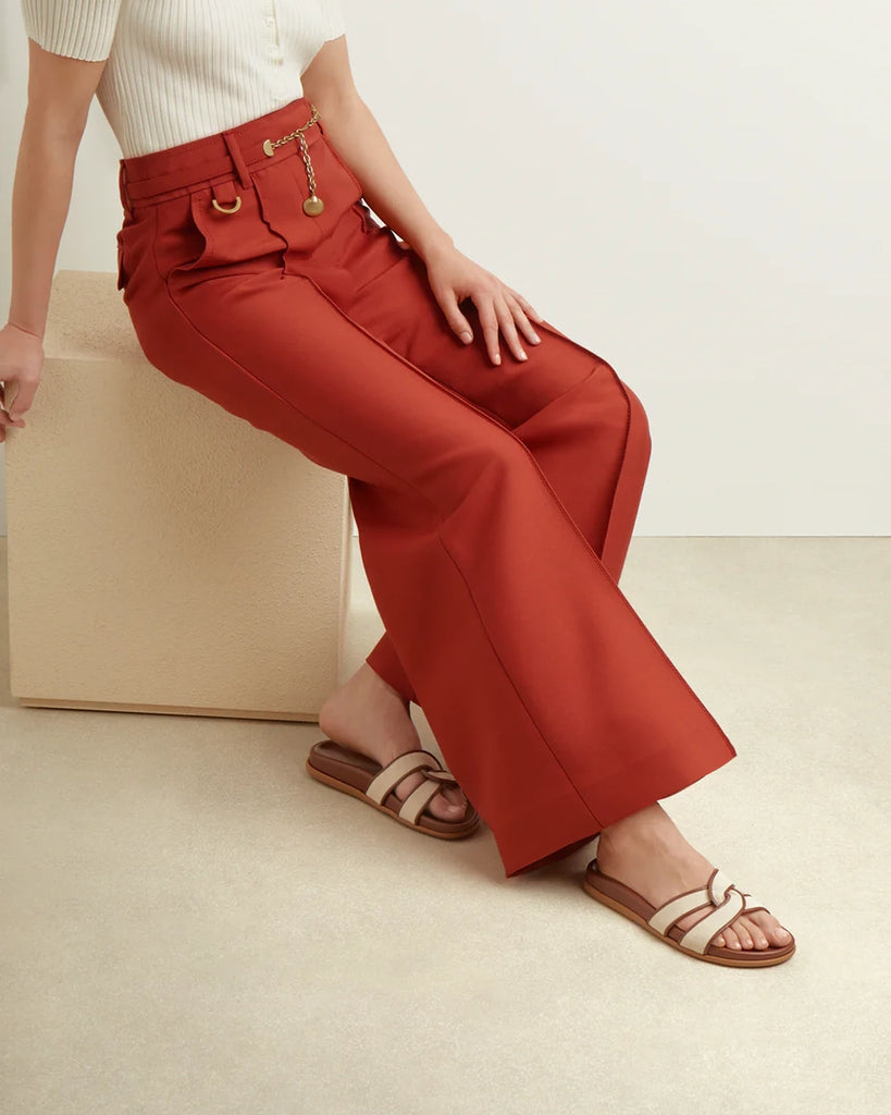 Płaskie, skórzane klapki w kolorze khaki Desmos Ancient Greek Sandals z szerokimi, plecionymi paskami obszytymi bawełnianą, płócienną tkaniną. Wewnętrzna podeszwa klapek jest profilowana.