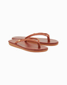 Minimalistyczne, płaskie klapki japonki Saionara Rope Ancient Greek Sandals z cienkimi, plecionymi paskami ze sznurków. 