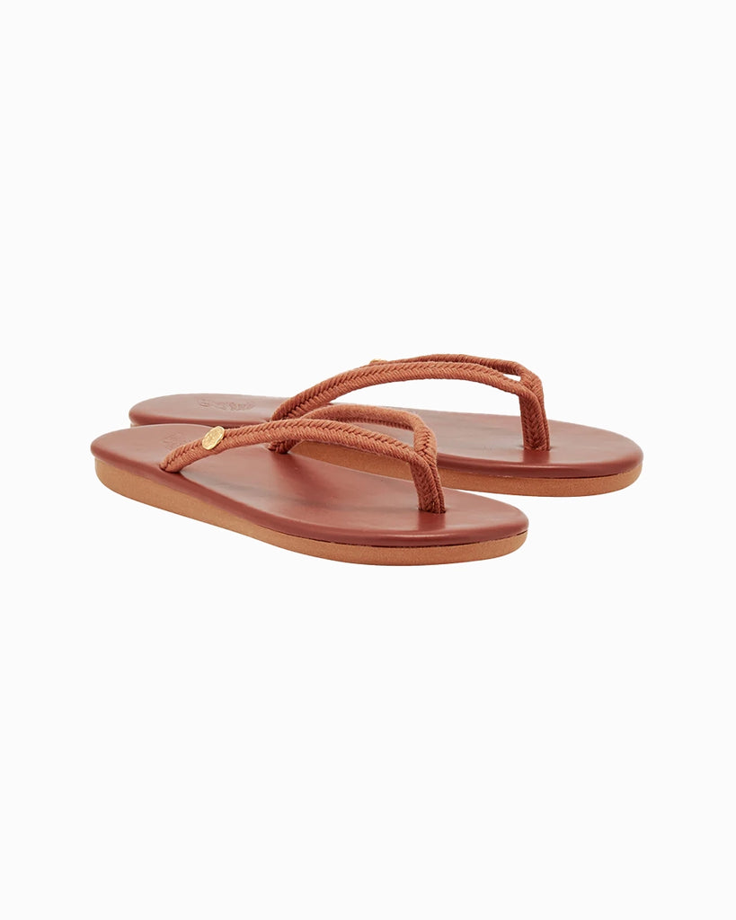 Minimalistyczne, płaskie klapki japonki Saionara Rope Ancient Greek Sandals z cienkimi, plecionymi paskami ze sznurków. 