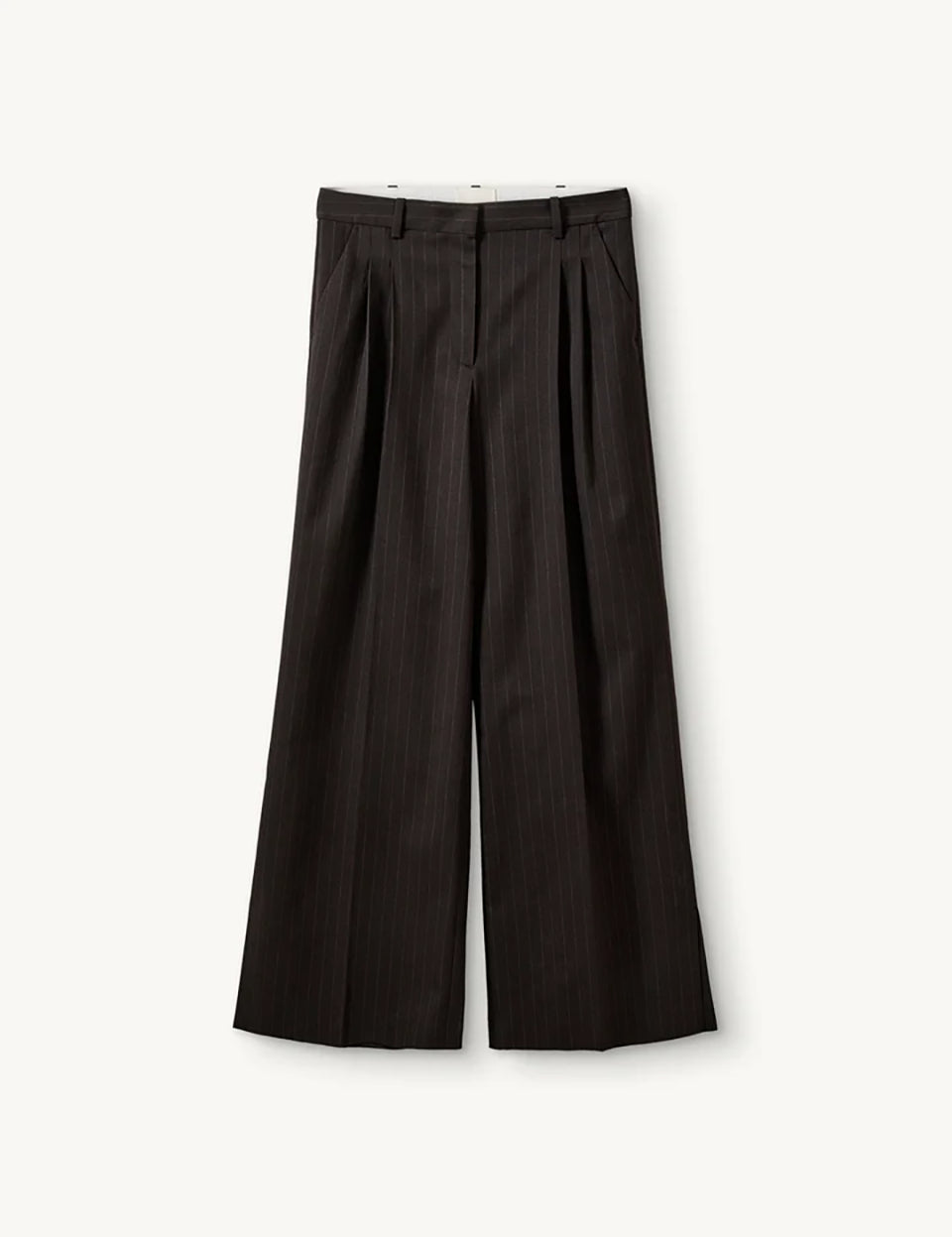 Bardzo długie, luźne, eleganckie spodnie Andora Dark Brown z wysokim stanem i bardzo szerokimi, prostymi nogawkami. Posiadają głębokie plisy z przodu. Mają klasyczne kieszenie boczne w szwach, kieszeń tylną zapinaną na guzik i szlufki na pasek. Zapinane na haftkę i guzik. Ozdobione są subtelnymi, pionowymi prążkami na ciemnobrązowym tle.&nbsp;

-Luźny krój

-Szerokie nogawki

-Spodnie mają długość ,floor-sweeping'. Są bardzo długie, niemal zakrywające buty.&nbsp;