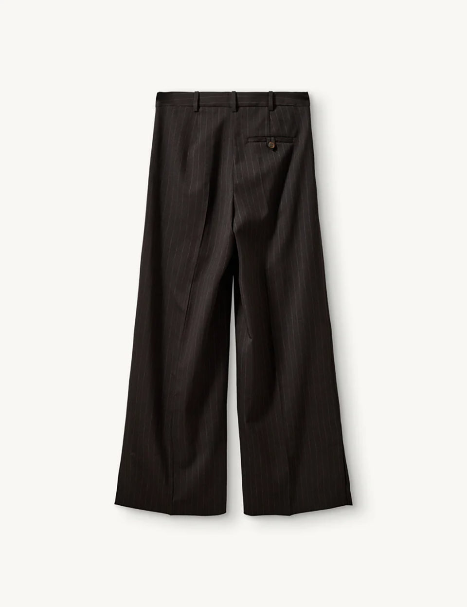 Bardzo długie, luźne, eleganckie spodnie Andora Dark Brown z wysokim stanem i bardzo szerokimi, prostymi nogawkami. Posiadają głębokie plisy z przodu. Mają klasyczne kieszenie boczne w szwach, kieszeń tylną zapinaną na guzik i szlufki na pasek. Zapinane na haftkę i guzik. Ozdobione są subtelnymi, pionowymi prążkami na ciemnobrązowym tle.&nbsp;

-Luźny krój

-Szerokie nogawki

-Spodnie mają długość ,floor-sweeping'. Są bardzo długie, niemal zakrywające buty.&nbsp;