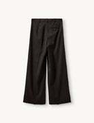 Bardzo długie, luźne, eleganckie spodnie Andora Dark Brown z wysokim stanem i bardzo szerokimi, prostymi nogawkami. Posiadają głębokie plisy z przodu. Mają klasyczne kieszenie boczne w szwach, kieszeń tylną zapinaną na guzik i szlufki na pasek. Zapinane na haftkę i guzik. Ozdobione są subtelnymi, pionowymi prążkami na ciemnobrązowym tle.&nbsp;

-Luźny krój

-Szerokie nogawki

-Spodnie mają długość ,floor-sweeping'. Są bardzo długie, niemal zakrywające buty.&nbsp;