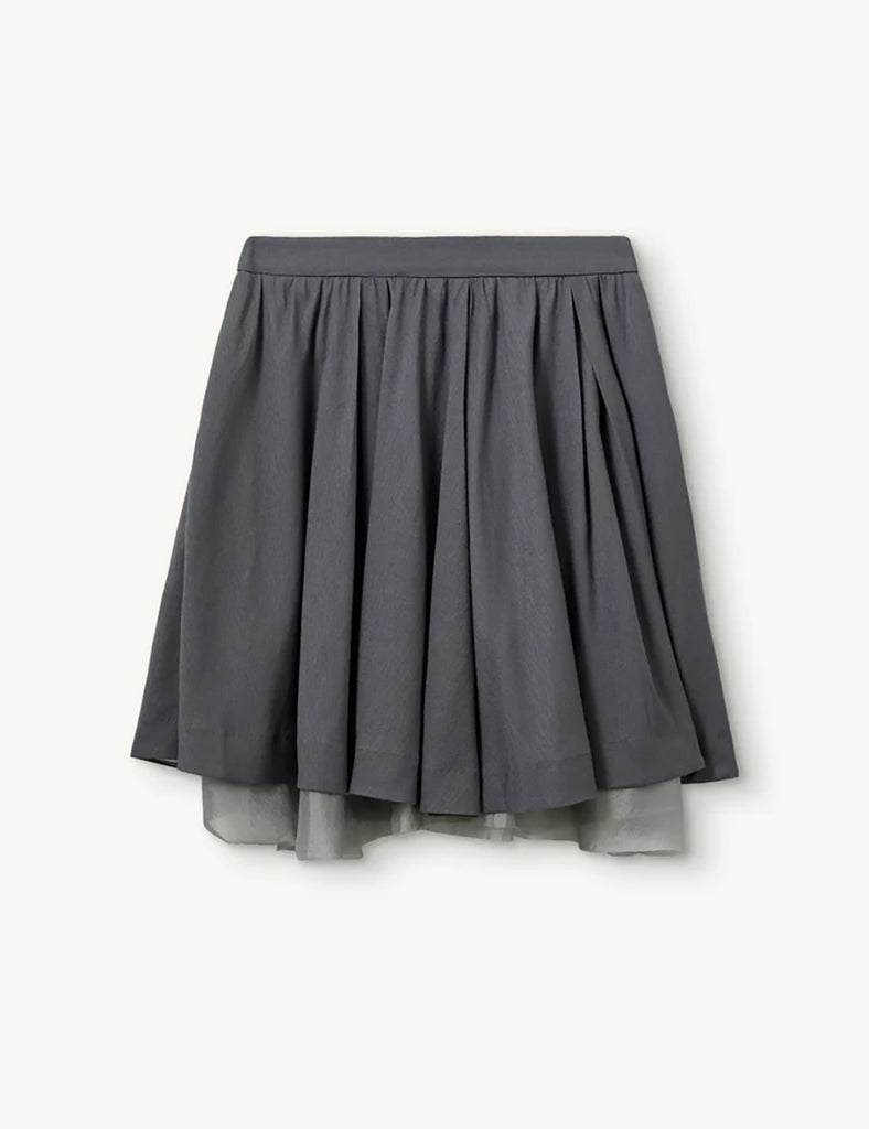 Szara, rozkloszowana spódnica Andrea Midi Charcoal o delikatnej fakturze, sięgająca do kolan. Pod spodem widoczna jest warstwa cienkiej siateczki, co dodaje dziewczęcego charakteru. Talia spódnicy jest lekko podkreślona. Po lewej stronie u dołu znajduje się mały haft z logo marki. Całość wygląda bardzo lekko i romantycznie.
