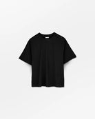 Klasyczny T-shirt o kroju oversize Andy Oversize Black marki SKALL, zapewniający swobodę i ponadczasowy, codzienny wygląd. Ma okrągły dekolt i krótkie rękawy. Wykonany w 100% z bawełny organicznej.&nbsp;

-Krój oversize

-Okrągły dekolt

-100% bawełna organiczna