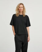 Klasyczny T-shirt o kroju oversize Andy Oversize Black marki SKALL, zapewniający swobodę i ponadczasowy, codzienny wygląd. Ma okrągły dekolt i krótkie rękawy. Wykonany w 100% z bawełny organicznej.&nbsp;

-Krój oversize

-Okrągły dekolt

-100% bawełna organiczna