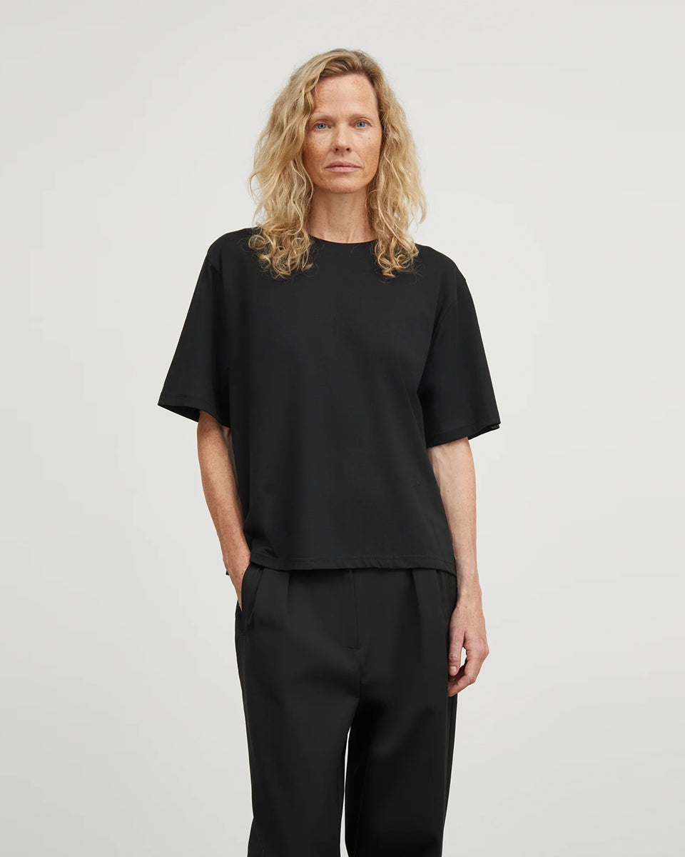Klasyczny T-shirt o kroju oversize Andy Oversize Black marki SKALL, zapewniający swobodę i ponadczasowy, codzienny wygląd. Ma okrągły dekolt i krótkie rękawy. Wykonany w 100% z bawełny organicznej.&nbsp;

-Krój oversize

-Okrągły dekolt

-100% bawełna organiczna