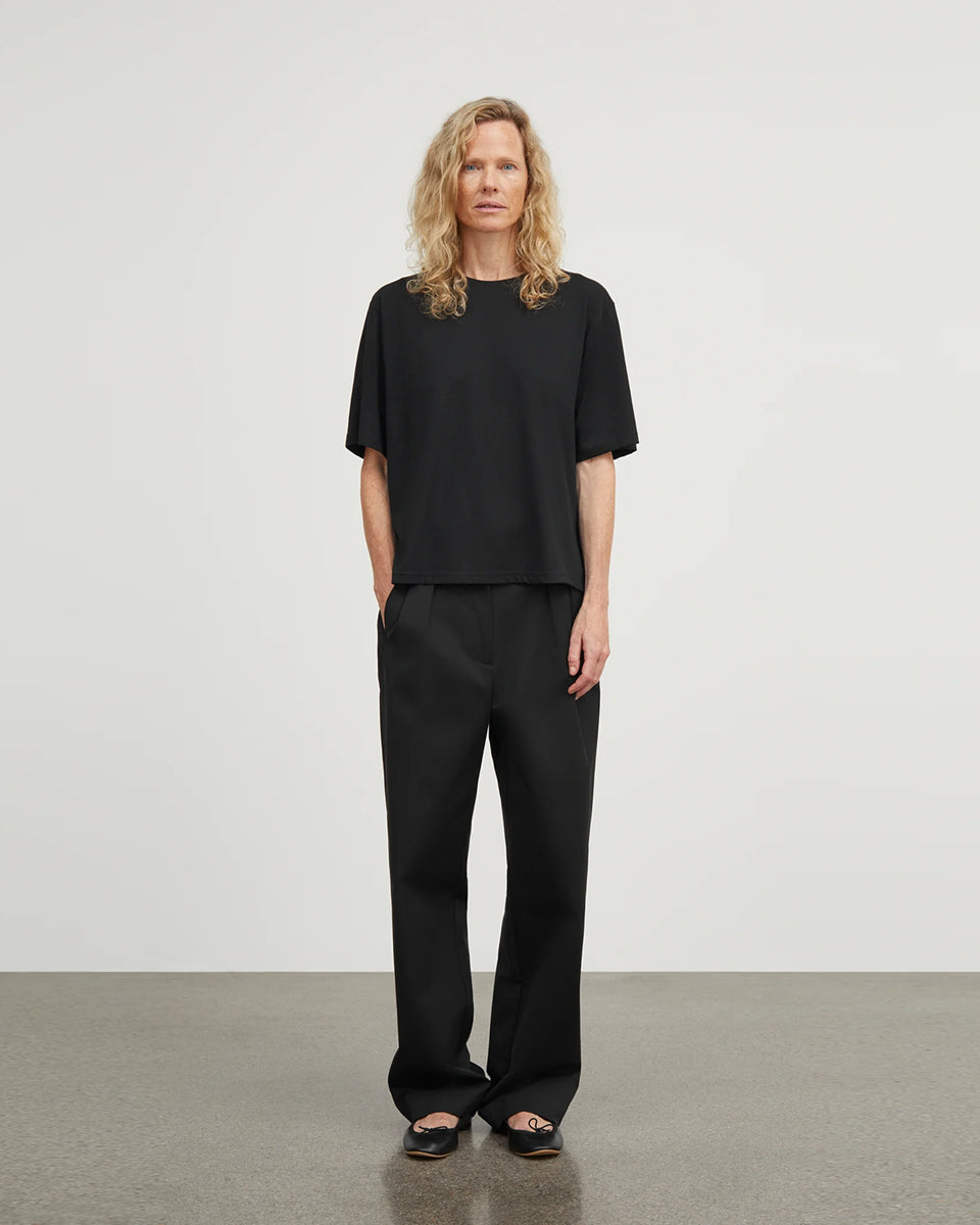 Klasyczny T-shirt o kroju oversize Andy Oversize Black marki SKALL, zapewniający swobodę i ponadczasowy, codzienny wygląd. Ma okrągły dekolt i krótkie rękawy. Wykonany w 100% z bawełny organicznej.&nbsp;

-Krój oversize

-Okrągły dekolt

-100% bawełna organiczna