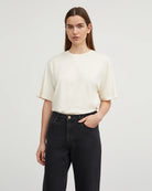 Klasyczny T-shirt o kroju oversize Andy Oversize Light Cream marki SKALL, zapewniający swobodę i ponadczasowy, codzienny wygląd. Ma okrągły dekolt i krótkie rękawy. Wykonany w 100% z bawełny organicznej.&nbsp;

-Krój oversize

-Okrągły dekolt

-100% bawełna organiczna