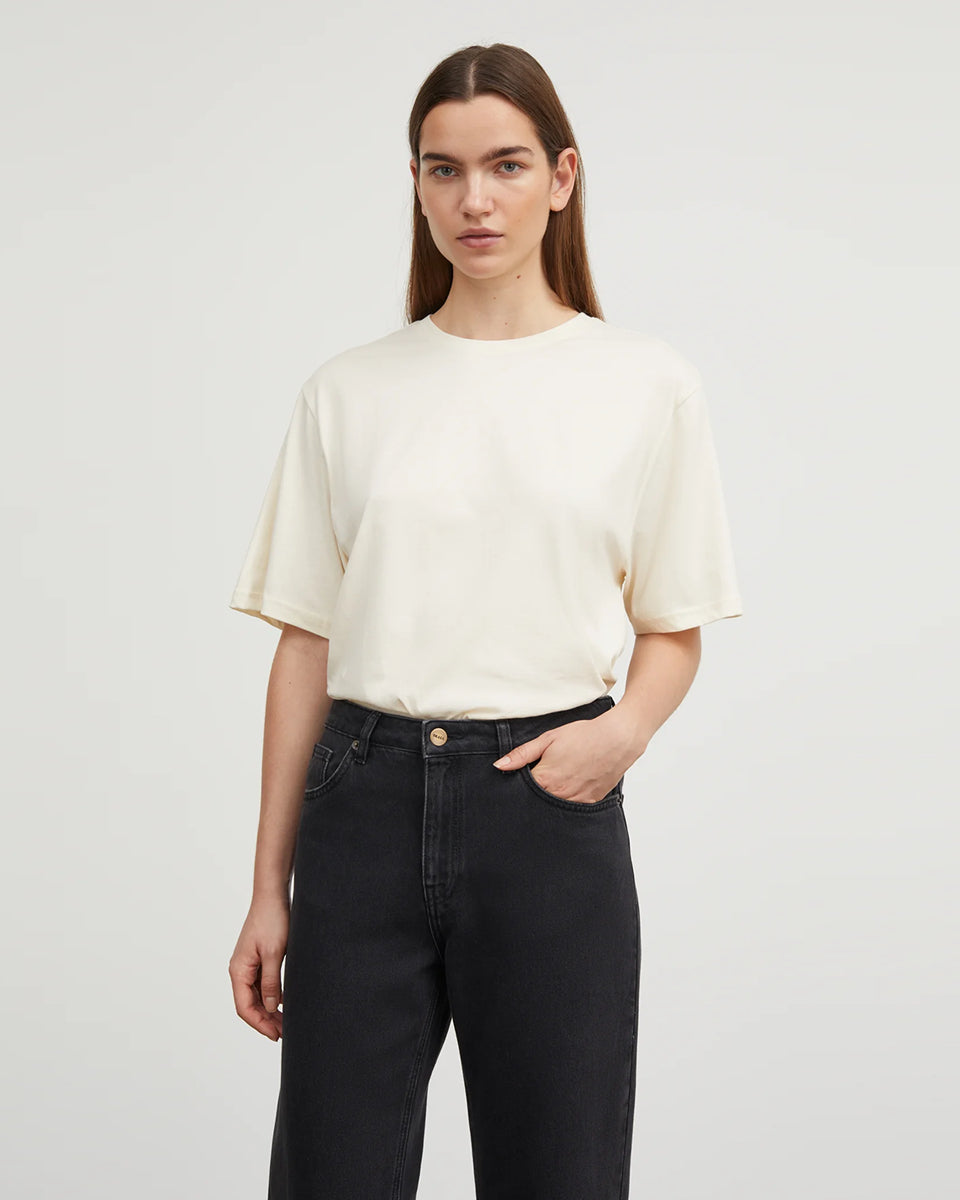 Klasyczny T-shirt o kroju oversize Andy Oversize Light Cream marki SKALL, zapewniający swobodę i ponadczasowy, codzienny wygląd. Ma okrągły dekolt i krótkie rękawy. Wykonany w 100% z bawełny organicznej.&nbsp;

-Krój oversize

-Okrągły dekolt

-100% bawełna organiczna