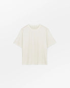 Klasyczny T-shirt o kroju oversize Andy Oversize Light Cream marki SKALL, zapewniający swobodę i ponadczasowy, codzienny wygląd. Ma okrągły dekolt i krótkie rękawy. Wykonany w 100% z bawełny organicznej.&nbsp;

-Krój oversize

-Okrągły dekolt

-100% bawełna organiczna