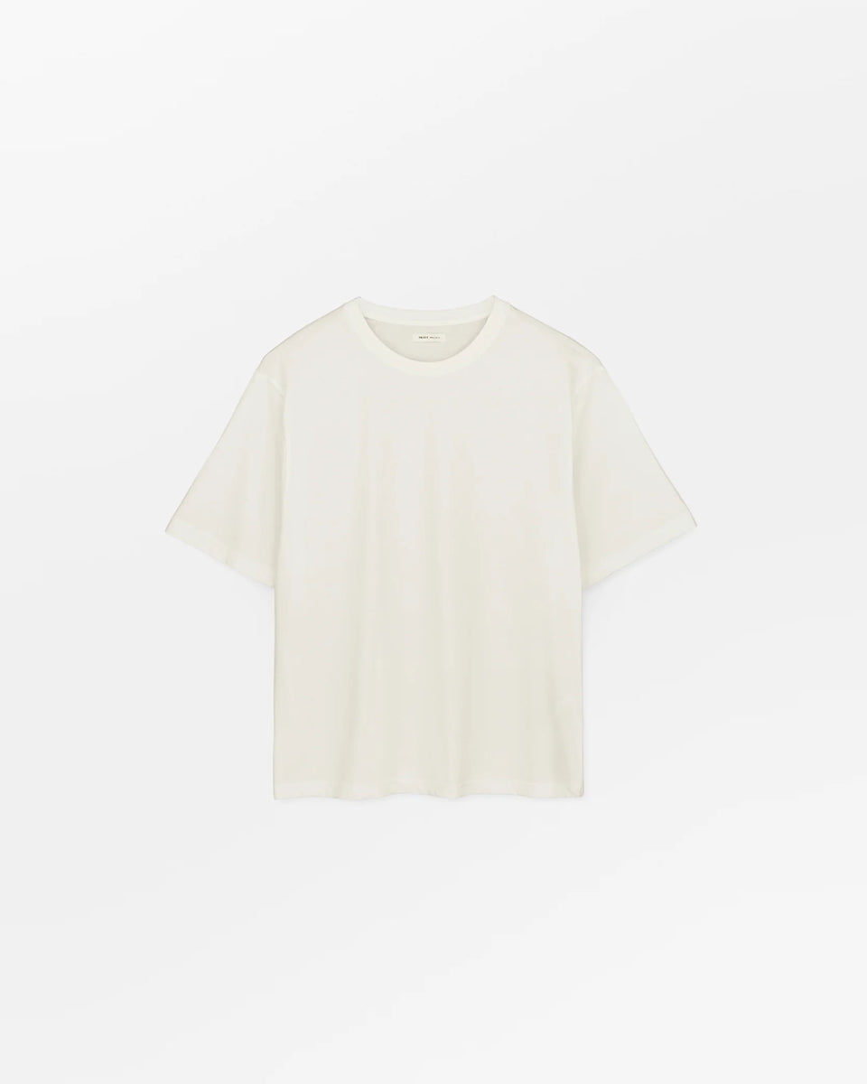 Klasyczny T-shirt o kroju oversize Andy Oversize Light Cream marki SKALL, zapewniający swobodę i ponadczasowy, codzienny wygląd. Ma okrągły dekolt i krótkie rękawy. Wykonany w 100% z bawełny organicznej.&nbsp;

-Krój oversize

-Okrągły dekolt

-100% bawełna organiczna