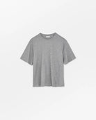 Klasyczny T-shirt o kroju oversize Andy Oversize Grey Melange marki SKALL, zapewniający swobodę i ponadczasowy, codzienny wygląd. Ma okrągły dekolt i krótkie rękawy. Wykonany w 100% z bawełny organicznej.&nbsp;

-Krój oversize

-Okrągły dekolt

-100% bawełna organiczna