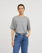 Klasyczny T-shirt o kroju oversize Andy Oversize Grey Melange marki SKALL, zapewniający swobodę i ponadczasowy, codzienny wygląd. Ma okrągły dekolt i krótkie rękawy. Wykonany w 100% z bawełny organicznej.&nbsp;

-Krój oversize

-Okrągły dekolt

-100% bawełna organiczna