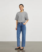 Klasyczny T-shirt o kroju oversize Andy Oversize Grey Melange marki SKALL, zapewniający swobodę i ponadczasowy, codzienny wygląd. Ma okrągły dekolt i krótkie rękawy. Wykonany w 100% z bawełny organicznej.&nbsp;

-Krój oversize

-Okrągły dekolt

-100% bawełna organiczna