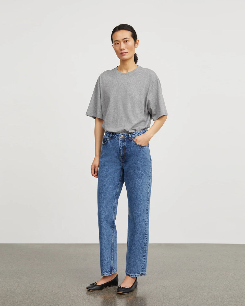 Klasyczny T-shirt o kroju oversize Andy Oversize Grey Melange marki SKALL, zapewniający swobodę i ponadczasowy, codzienny wygląd. Ma okrągły dekolt i krótkie rękawy. Wykonany w 100% z bawełny organicznej.&nbsp;

-Krój oversize

-Okrągły dekolt

-100% bawełna organiczna