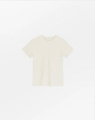 Klasyczny T-shirt o prostym kroju Andy Light Cream marki SKALL, zapewniający swobodę i ponadczasowy, codzienny wygląd. Ma okrągły dekolt i krótkie rękawy. Wykonany w 100% z bawełny organicznej.&nbsp;

-Prosty krój

-Okrągły dekolt

-100% bawełna organiczna