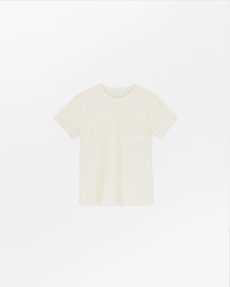 Klasyczny T-shirt o prostym kroju Andy Light Cream marki SKALL, zapewniający swobodę i ponadczasowy, codzienny wygląd. Ma okrągły dekolt i krótkie rękawy. Wykonany w 100% z bawełny organicznej.&nbsp;

-Prosty krój

-Okrągły dekolt

-100% bawełna organiczna