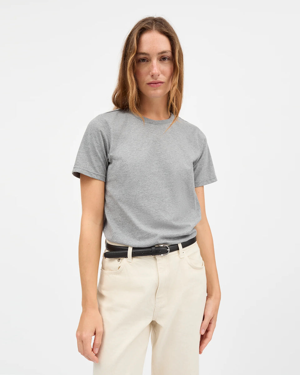 Klasyczny T-shirt o prostym kroju Andy Grey Melange marki SKALL, zapewniający swobodę i ponadczasowy, codzienny wygląd. Ma okrągły dekolt i krótkie rękawy. Wykonany w 100% z bawełny organicznej.&nbsp;

-Prosty krój

-Okrągły dekolt

-100% bawełna organiczna