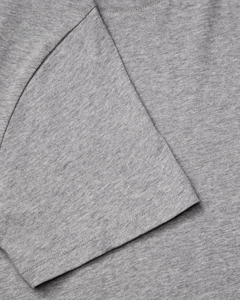 Klasyczny T-shirt o prostym kroju Andy Grey Melange marki SKALL, zapewniający swobodę i ponadczasowy, codzienny wygląd. Ma okrągły dekolt i krótkie rękawy. Wykonany w 100% z bawełny organicznej.&nbsp;

-Prosty krój

-Okrągły dekolt

-100% bawełna organiczna
