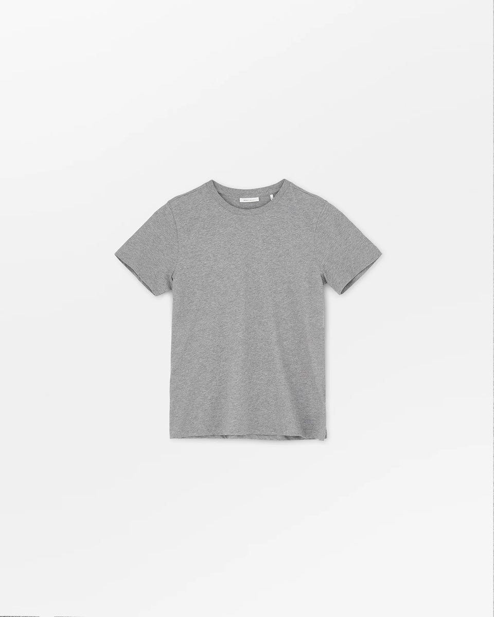 Klasyczny T-shirt o prostym kroju Andy Grey Melange marki SKALL, zapewniający swobodę i ponadczasowy, codzienny wygląd. Ma okrągły dekolt i krótkie rękawy. Wykonany w 100% z bawełny organicznej.&nbsp;

-Prosty krój

-Okrągły dekolt

-100% bawełna organiczna
