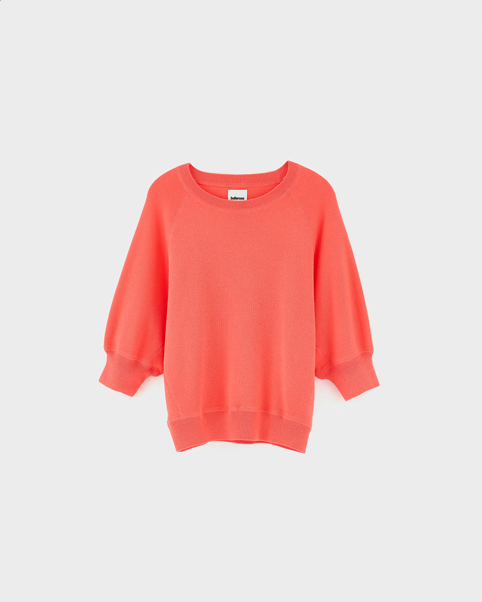 Luźny sweter Anglet61 Coral marki Bellerose z okrągłym dekoltem i raglanowymi rękawami 3/4. Zakończony podwójnymi ściągaczami. Wykonany z bawełny z drobnego splotu w kolorze koralowej czerwieni.&nbsp;

-Fason OVERSIZE - jeśli chcesz uzyskać efekt jak na modelce - zamów bluzkę w swoim rozmiarze. Jeśli chcesz żeby była luźna, ale nieco bardziej przylegająca - zamów ją w mniejszym rozmiarze