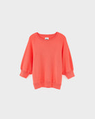Luźny sweter Anglet61 Coral marki Bellerose z okrągłym dekoltem i raglanowymi rękawami 3/4. Zakończony podwójnymi ściągaczami. Wykonany z bawełny z drobnego splotu w kolorze koralowej czerwieni.&nbsp;

-Fason OVERSIZE - jeśli chcesz uzyskać efekt jak na modelce - zamów bluzkę w swoim rozmiarze. Jeśli chcesz żeby była luźna, ale nieco bardziej przylegająca - zamów ją w mniejszym rozmiarze