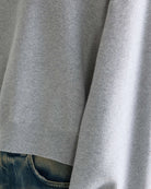 Luźny sweter Angum Grey marki BELLEROSE z okrągłym dekoltem, obniżonymi ramionami i długimi rękawami w kolorze melanżowej szarości. Zakończony ściągaczami. Wykonany z miękkiej tkaniny z bawełny.&nbsp;

-Luźny fason

-Obniżona linia ramion

-Zamów w swoim standardowym rozmiarze
