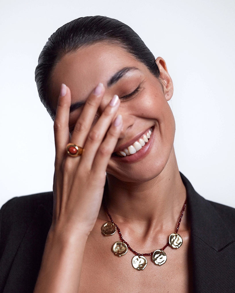 Efektowny, pozłacany sygnet Cherry on top Anni Lu z chropowatą fakturą i z dużym oczkiem z czerwonego jaspisu.