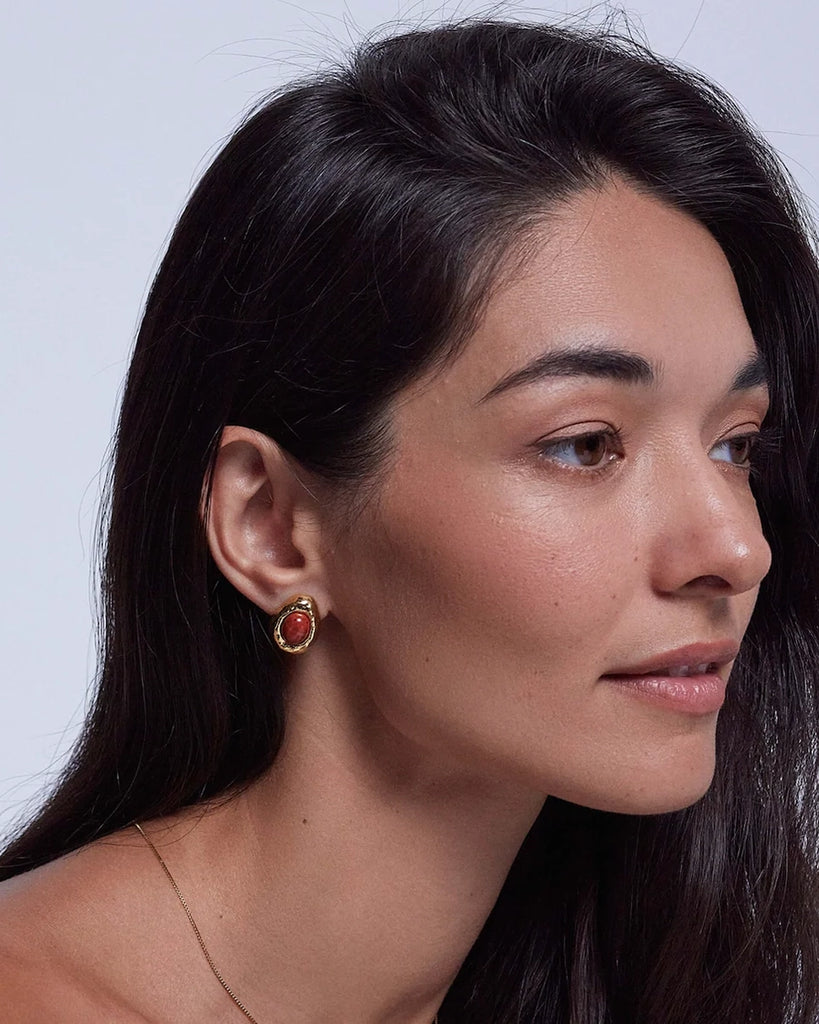 Efektowne, duże, pozłacane kolczyki Cherry On Top z owalnymi jaspisami. Zapinane na sztyft.