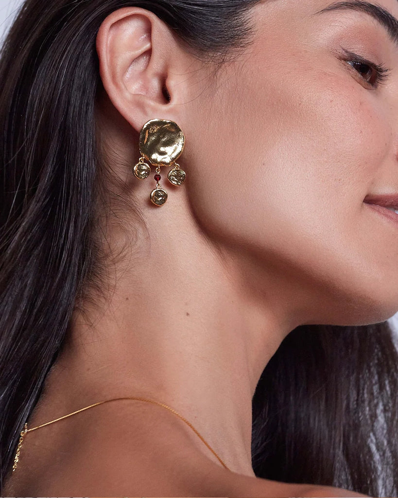 Efektowne, duże, pozłacane kolczyki w stylu boho Dream Catcher o nieregularnej fakturze. Zapinane na sztyft.&nbsp;