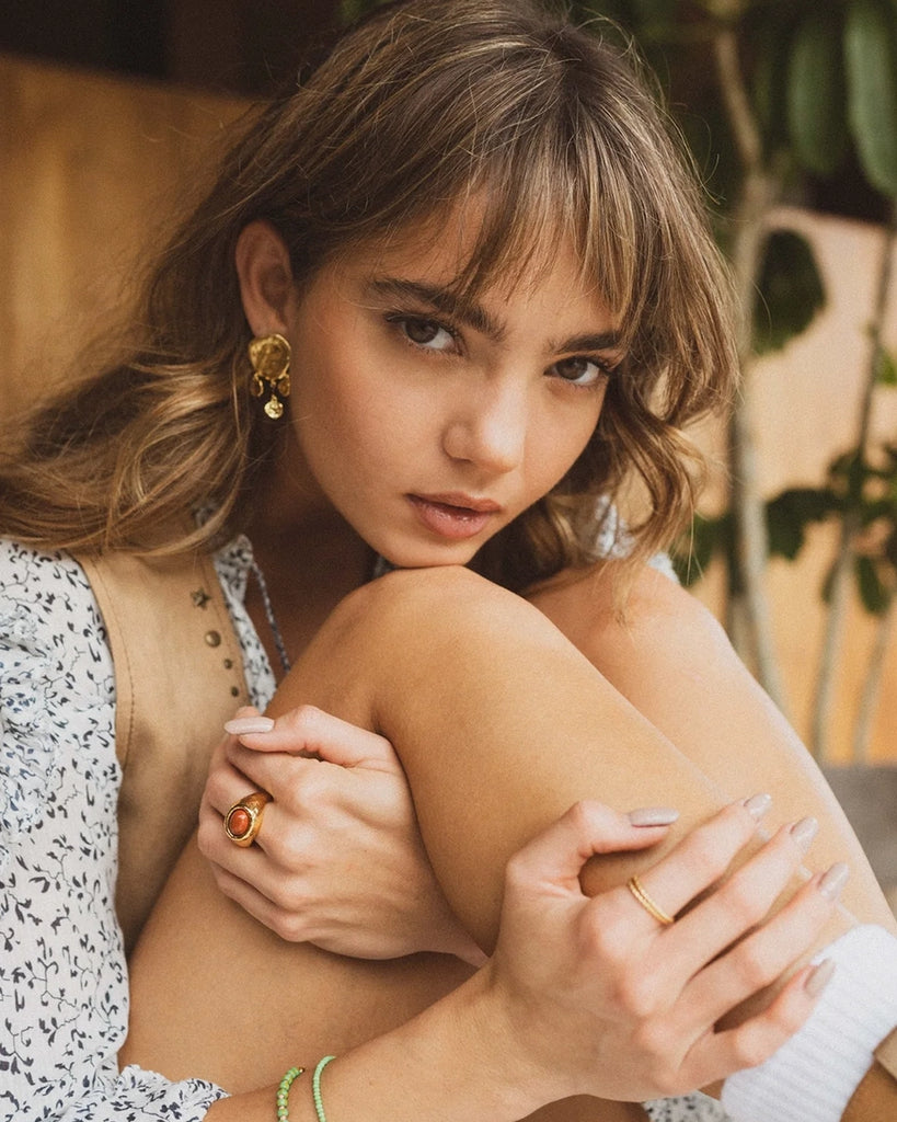 Efektowne, duże, pozłacane kolczyki w stylu boho Dream Catcher o nieregularnej fakturze. Zapinane na sztyft.&nbsp;