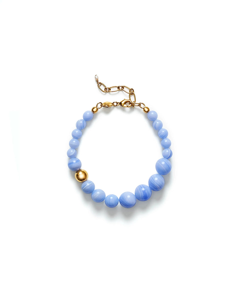 Cienka bransoletka Tie Dye ANNI LU z kolorowych, małych koralików. Wykończona pozłacanym, cienkim łańcuszkiem o regulowanej długości.