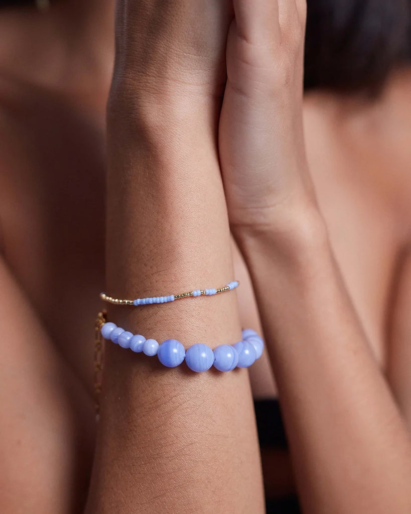 Cienka bransoletka Tie Dye ANNI LU z kolorowych, małych koralików. Wykończona pozłacanym, cienkim łańcuszkiem o regulowanej długości.