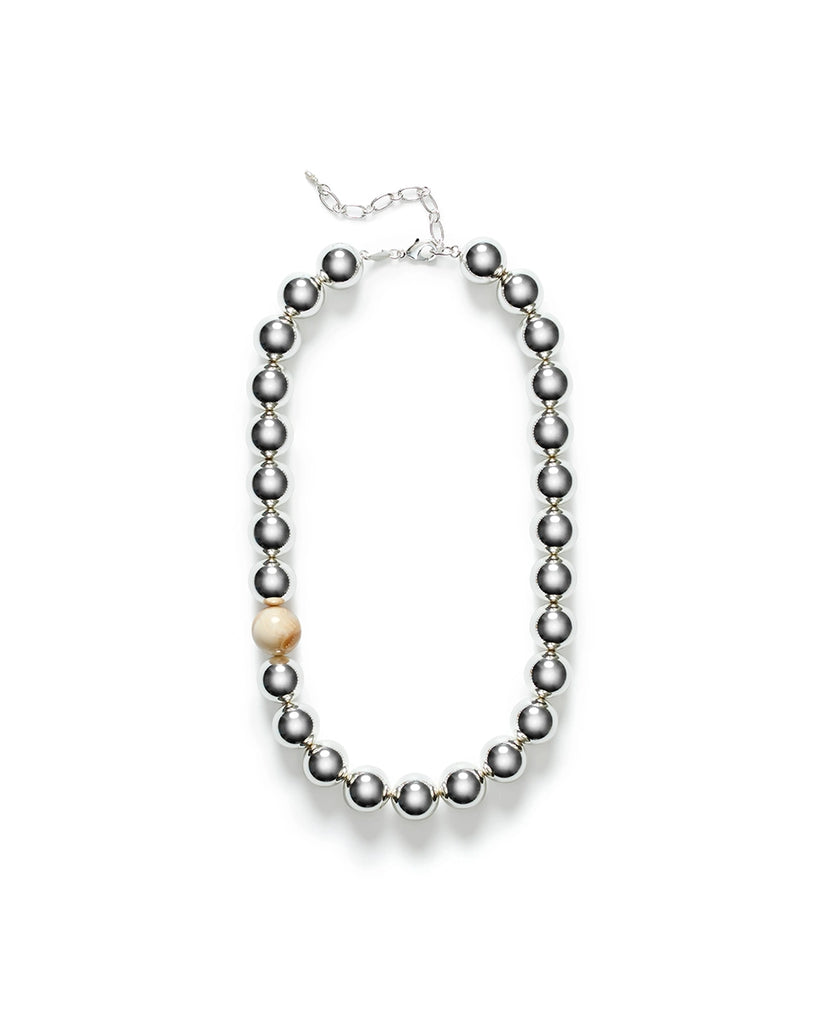 Elegancki, krótki naszyjnik Hi Ho Silver Anni Lu z dużych, srebrnych, okrągłych paciorków. Wykończony łańcuszkiem o regulowanej długości.