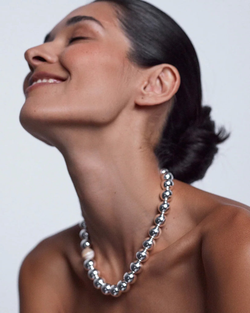 Elegancki, krótki naszyjnik Hi Ho Silver Anni Lu z dużych, srebrnych, okrągłych paciorków. Wykończony łańcuszkiem o regulowanej długości.