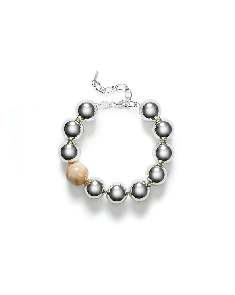 Cienka bransoletka Tie Dye ANNI LU z kolorowych, małych koralików. Wykończona pozłacanym, cienkim łańcuszkiem o regulowanej długości.