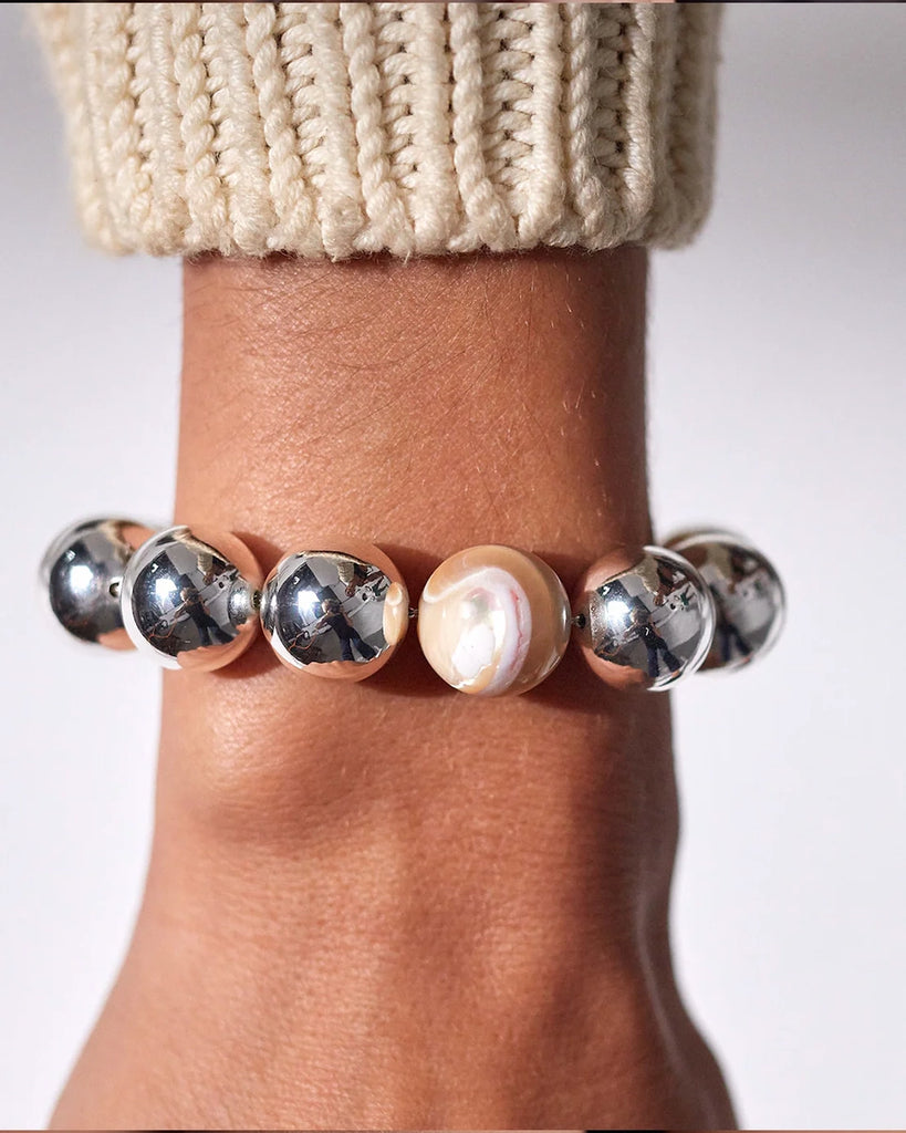 Cienka bransoletka Tie Dye ANNI LU z kolorowych, małych koralików. Wykończona pozłacanym, cienkim łańcuszkiem o regulowanej długości.