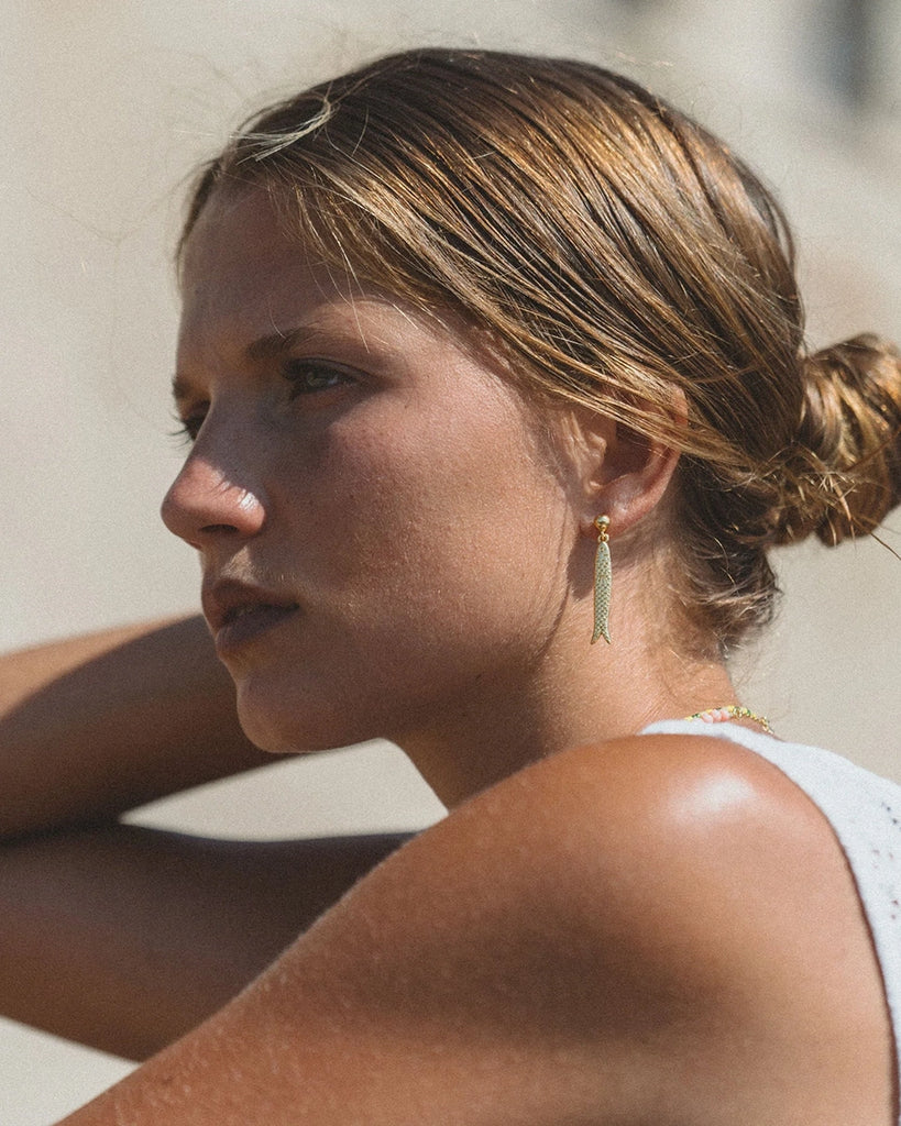 Pozłacane wiszące kolczyki Hippie Fish ANNI LU z zawieszkami w kształcie uroczych rybek. Zapinane na sztyft. 