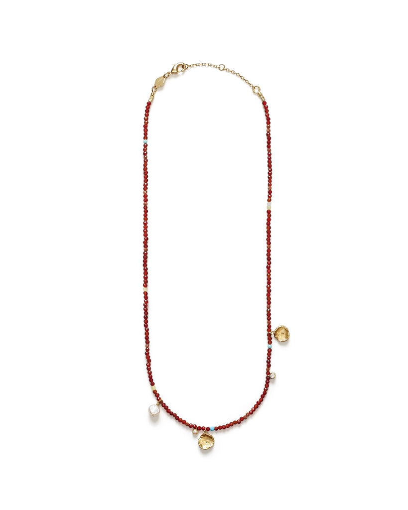 Cienki naszyjnik Maroon Harmony ANNI LU w stylu boho z małych koralików z zawieszkami z pozłacanych medalików, pereł naturalnych i cyrkonii. Wykończona pozłacanym, cienkim łańcuszkiem o regulowanej długości.