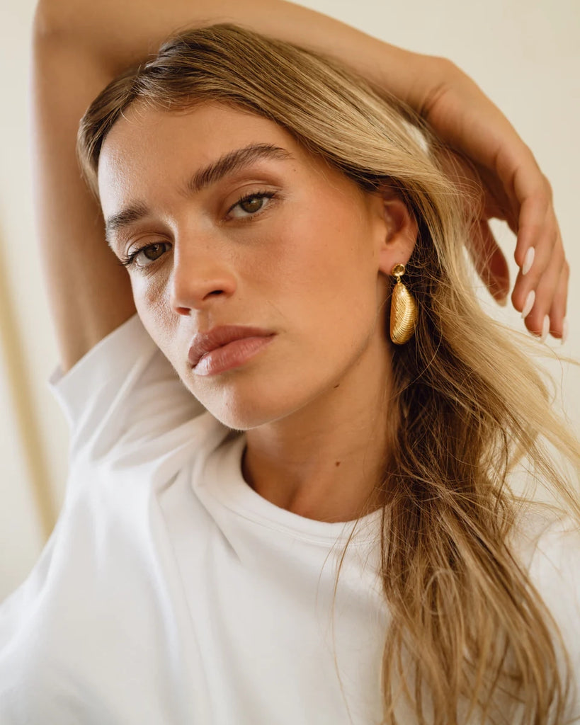 Duże, wiszące, pozłacane kolczyki Moules ANNI LU w kształcie pięknych muszli z fakturą. Zapinane na sztyft. 