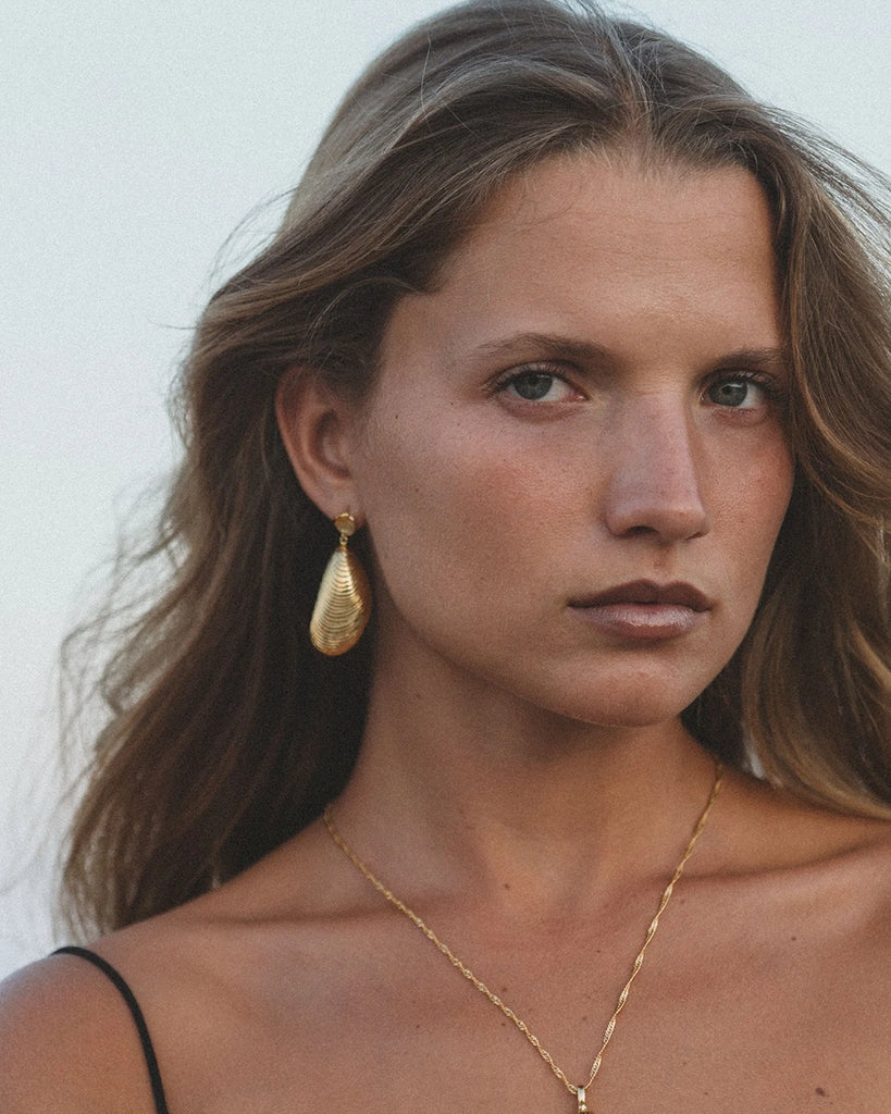 Duże, wiszące, pozłacane kolczyki Moules ANNI LU w kształcie pięknych muszli z fakturą. Zapinane na sztyft. 