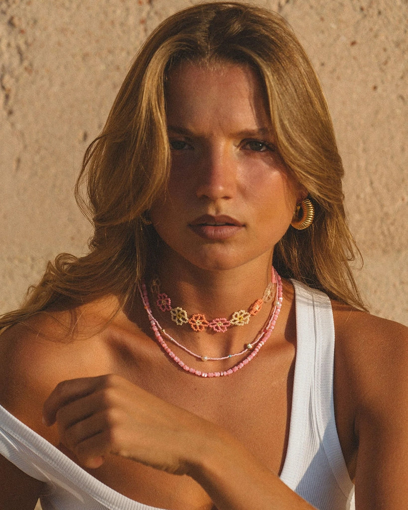 Cienki naszyjnik Oh So FIne ANNI LU z małych, różowych koralików z pozłacanym serduszkiem, naturalnymi perłami i kontrastowymi paciorkami z kamieni półszlachetnych.